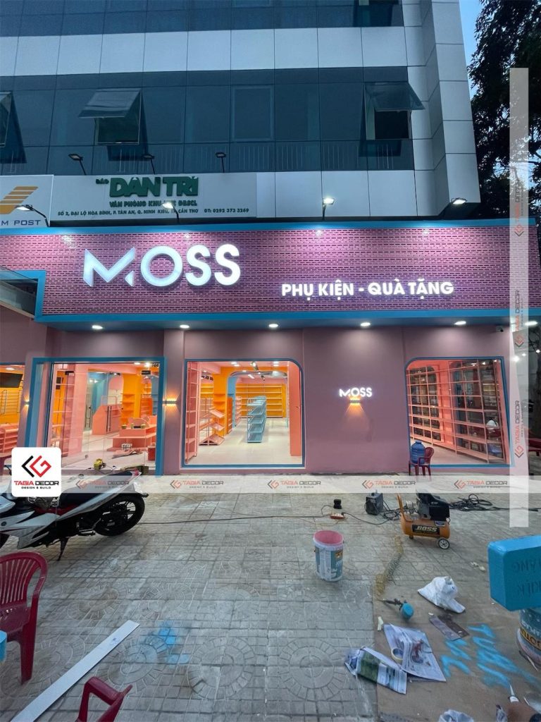 Bảng hiệu quảng cáo bằng tôn lỗ cho cửa hàng Moss