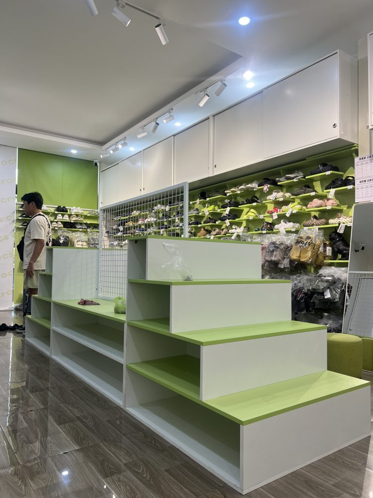 Thiết kế và Thi công shop giày Crocs tại Đà Nẵng