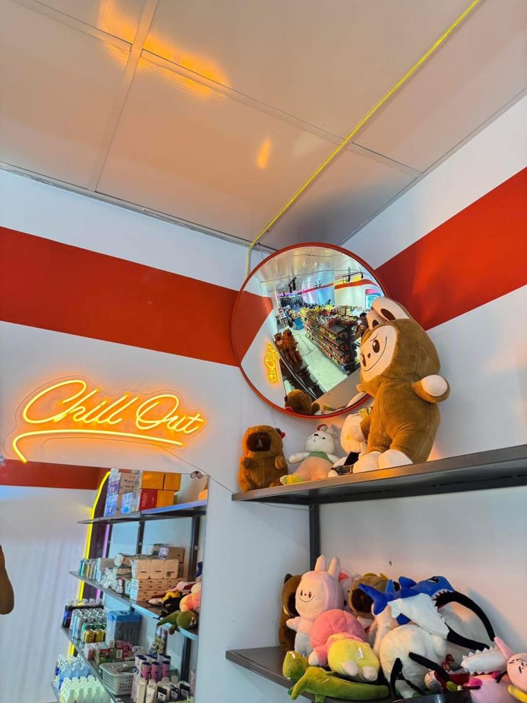 Góc chill "Chill Out" với đèn neon cực bắt trend