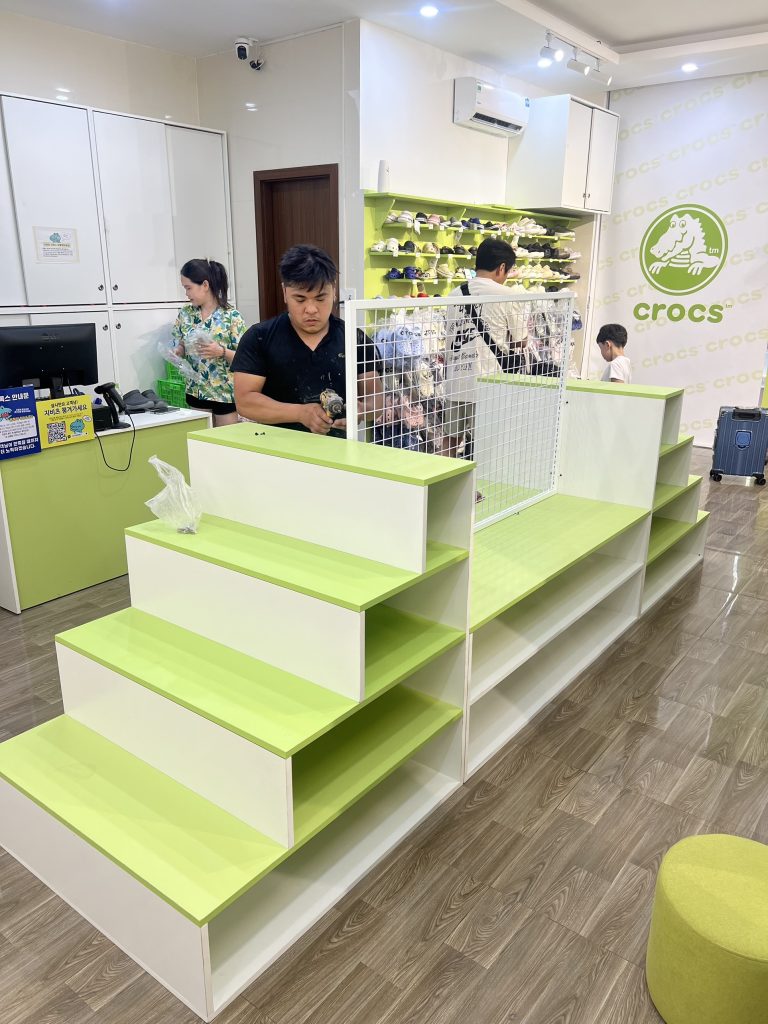 Thiết kế và Thi công shop giày Crocs tại Đà Nẵng