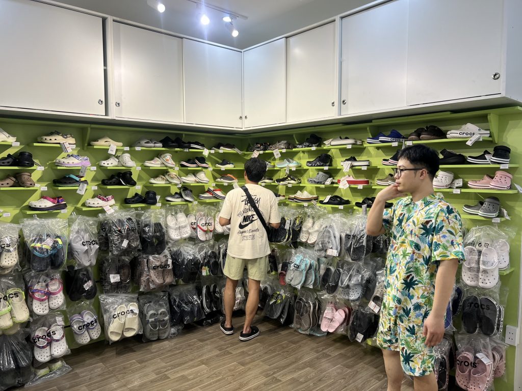 Thiết kế và Thi công shop giày Crocs tại Đà Nẵng