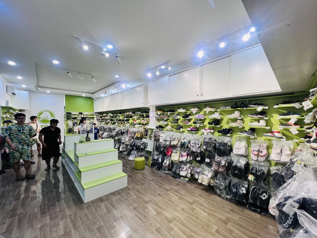 Thiết kế và Thi công shop giày Crocs tại Đà Nẵng