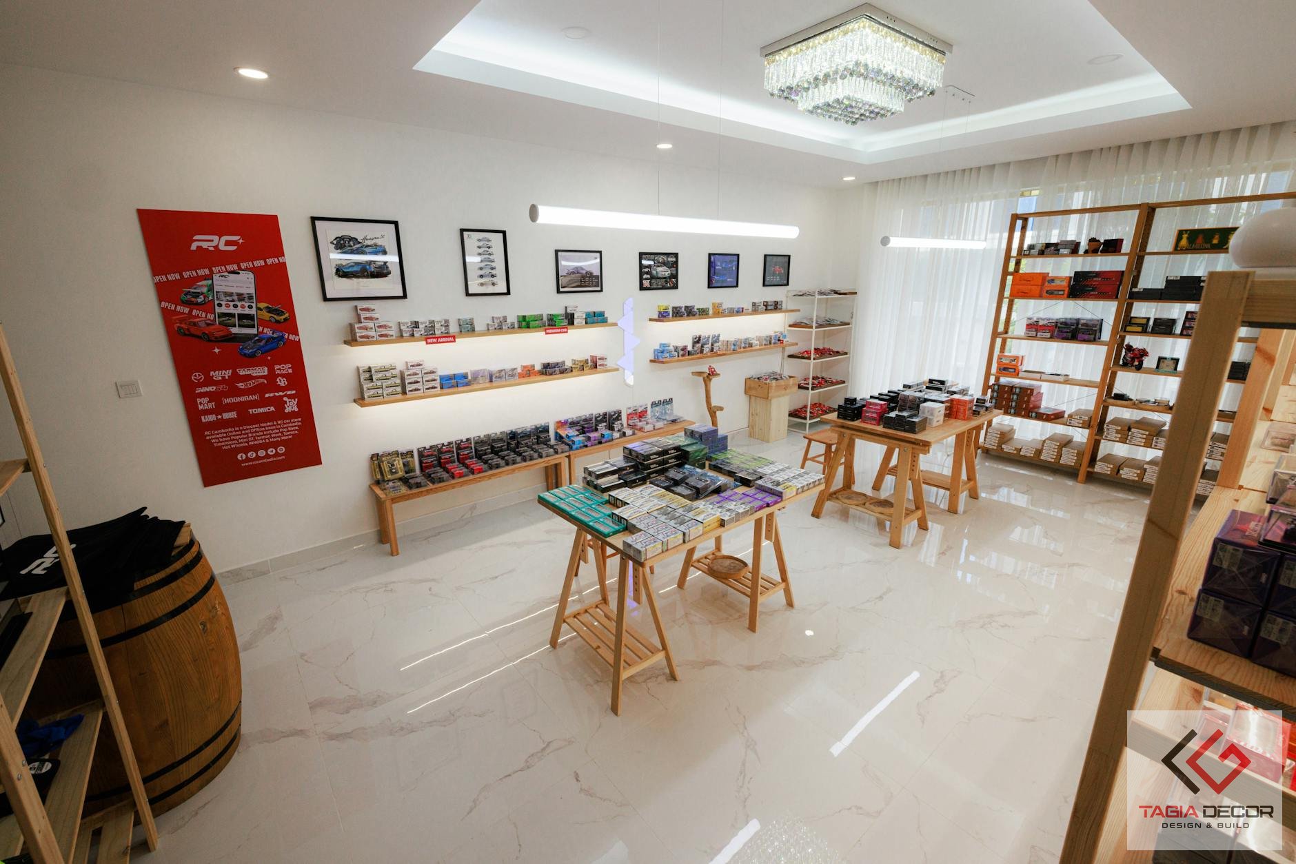 Đội ngũ thi công TAGIA DECOR lắp đặt nội thất cửa hàng ghế ô tô trẻ em chuyên nghiệp.