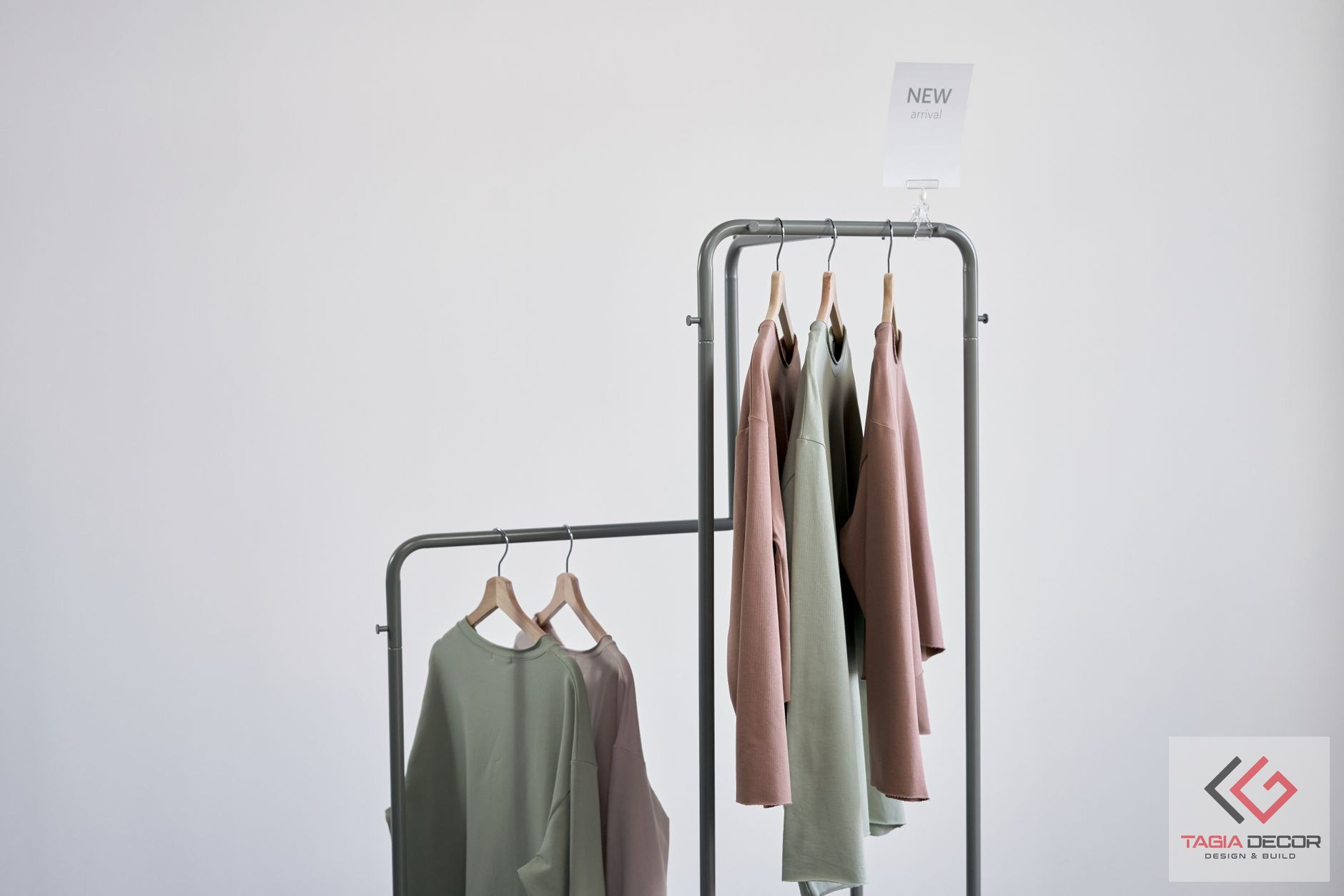 Kệ treo chữ L góc tường tận dụng không gian shop nhỏ