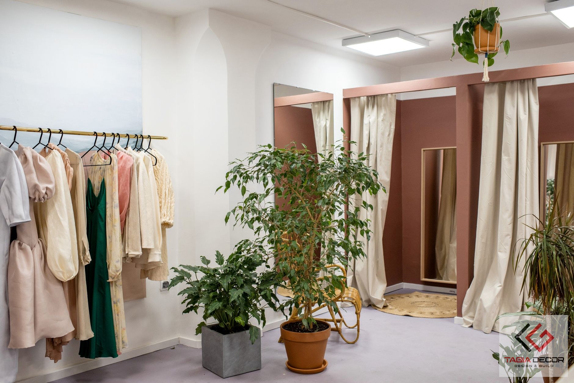 Kệ treo quần áo shop boutique nhỏ đẹp